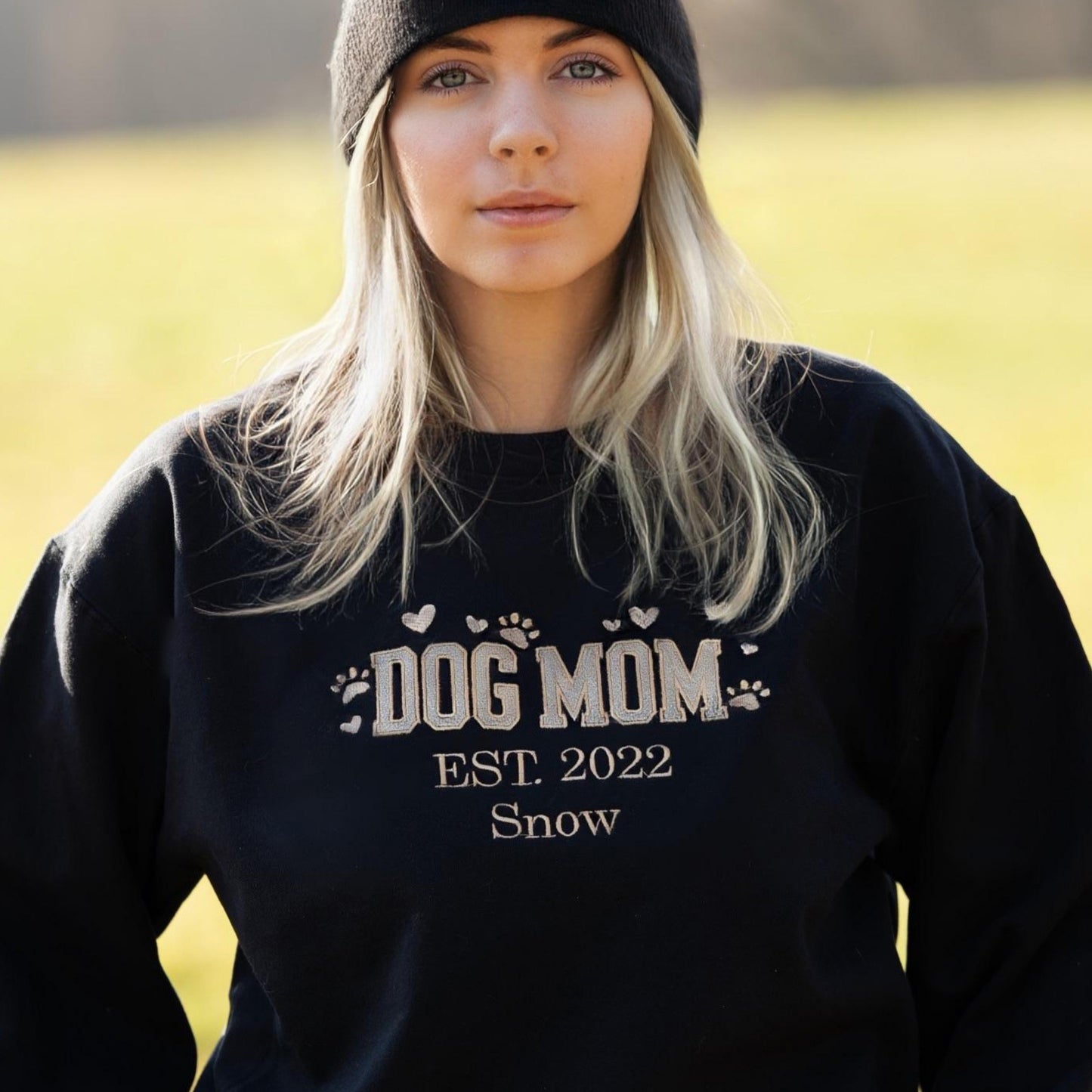 Personalisiertes "Dog Mom" Sweatshirt mit Namen – Bestickt mit Liebe & Glitzer-Gold veredelt