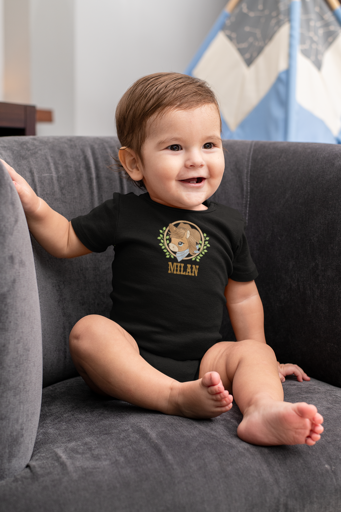 Baby Body mit besticktem Pferdemotiv und personalisiertem Namen