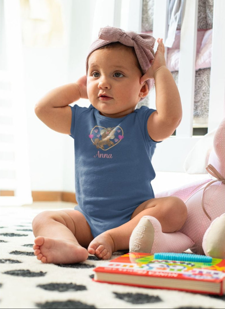 Blauer Baby-Body, bestickt mit Pony-Motiv, Herzchen und personalisiertem Namen
