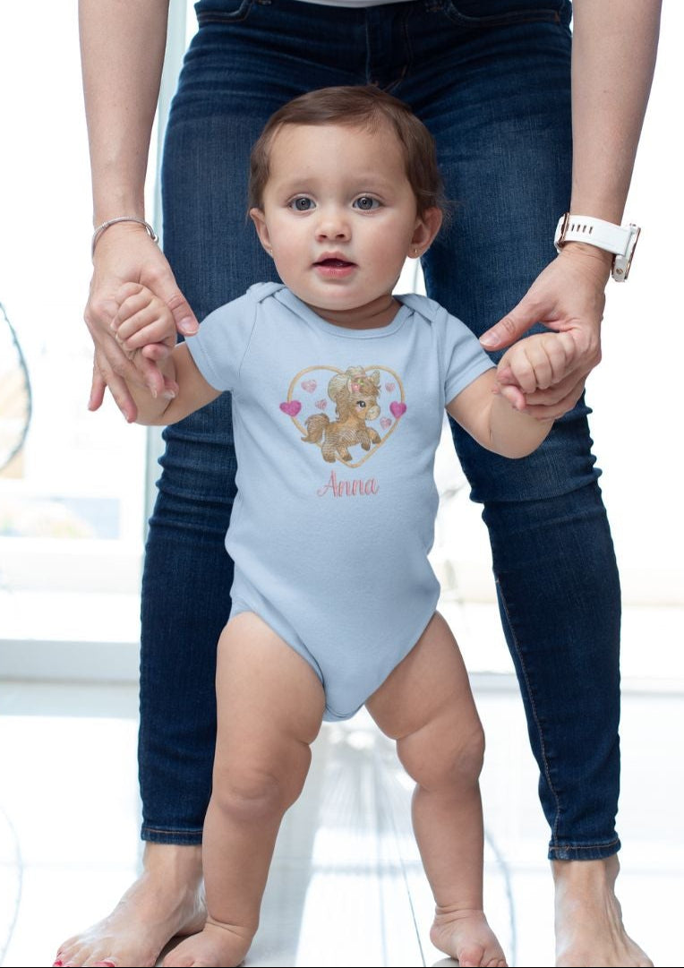 Hellblauer Baby-Body, bestickt mit Pony-Motiv, Herzchen und personalisiertem Namen