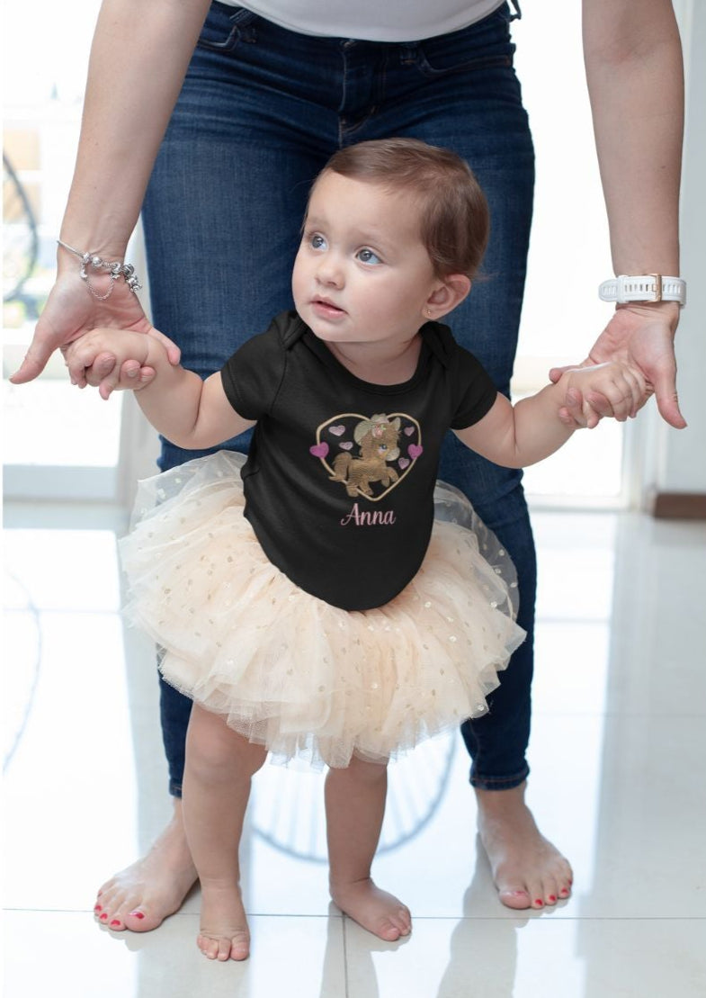 Schwarzer Baby-Body, bestickt mit Pony-Motiv, Herzchen und personalisiertem Namen