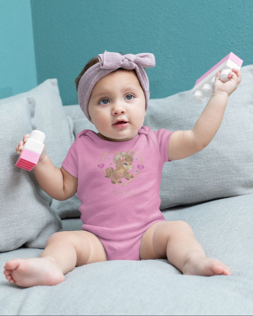 Rosa Baby-Body, bestickt mit Pony-Motiv, Herzchen und personalisiertem Namen