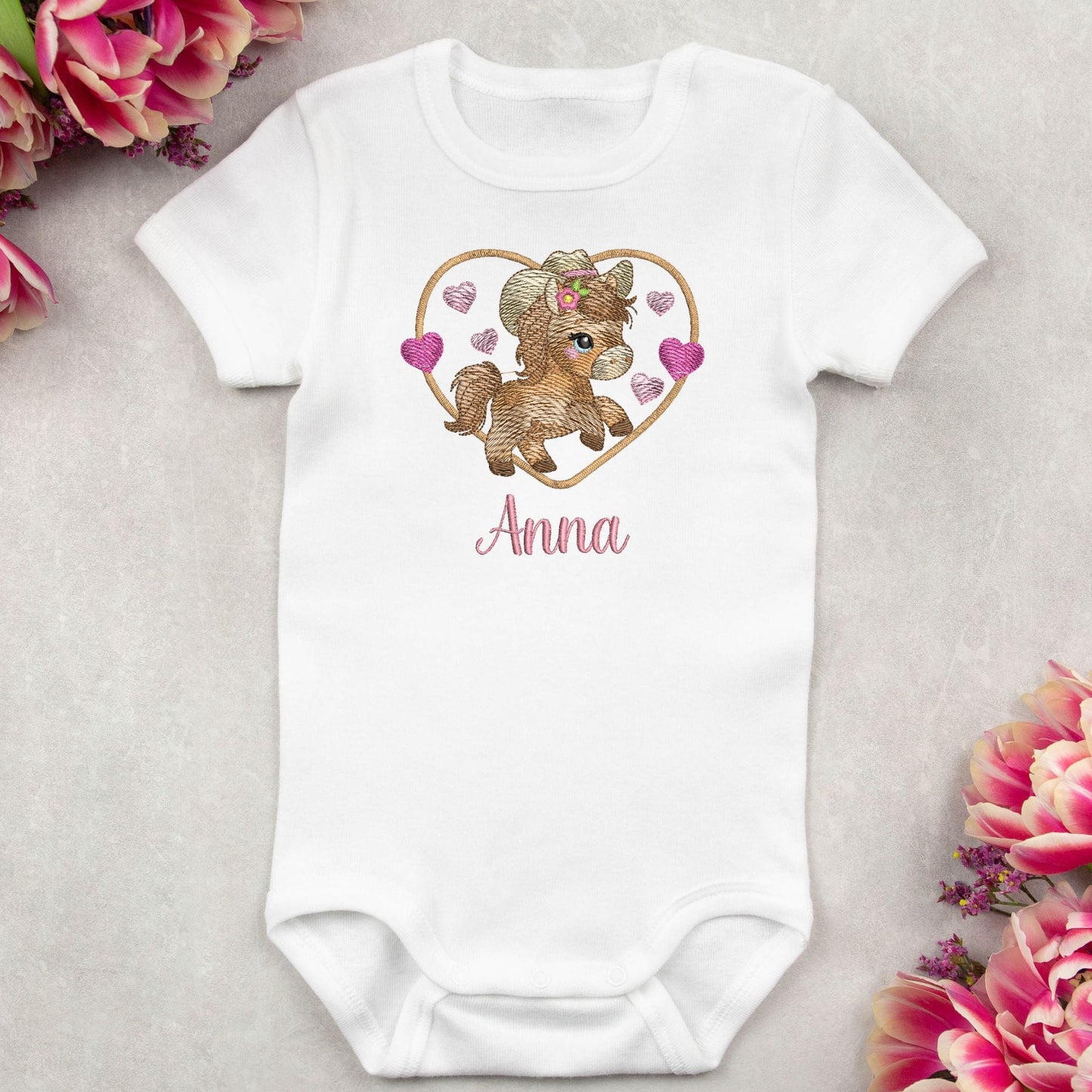 Weißer Baby-Body, bestickt mit Pony-Motiv, Herzchen und personalisiertem Namen