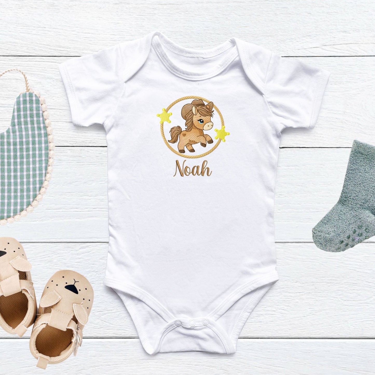 Weißer Baby-Body, bestickt mit Pony-Motiv, Sterne und personalisiertem Namen