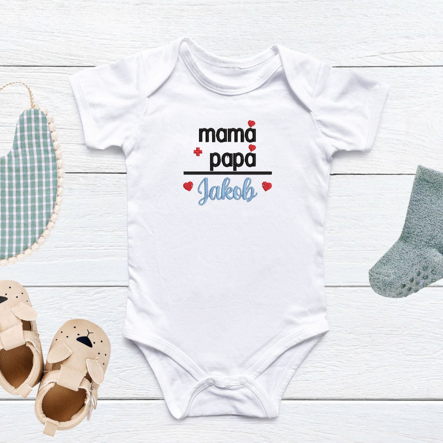 Baby-Body mit Stickerei Mama + Papa + Wunschname Jakob, rote Herzchen, personalisiertes Babykleidungsstück