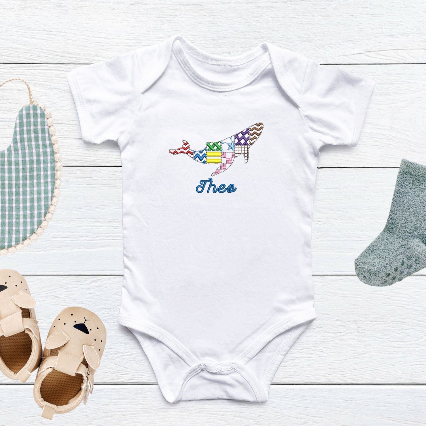 Baby Body, bestickt mit buntem Wal-Motiv und personalisiertem Namen