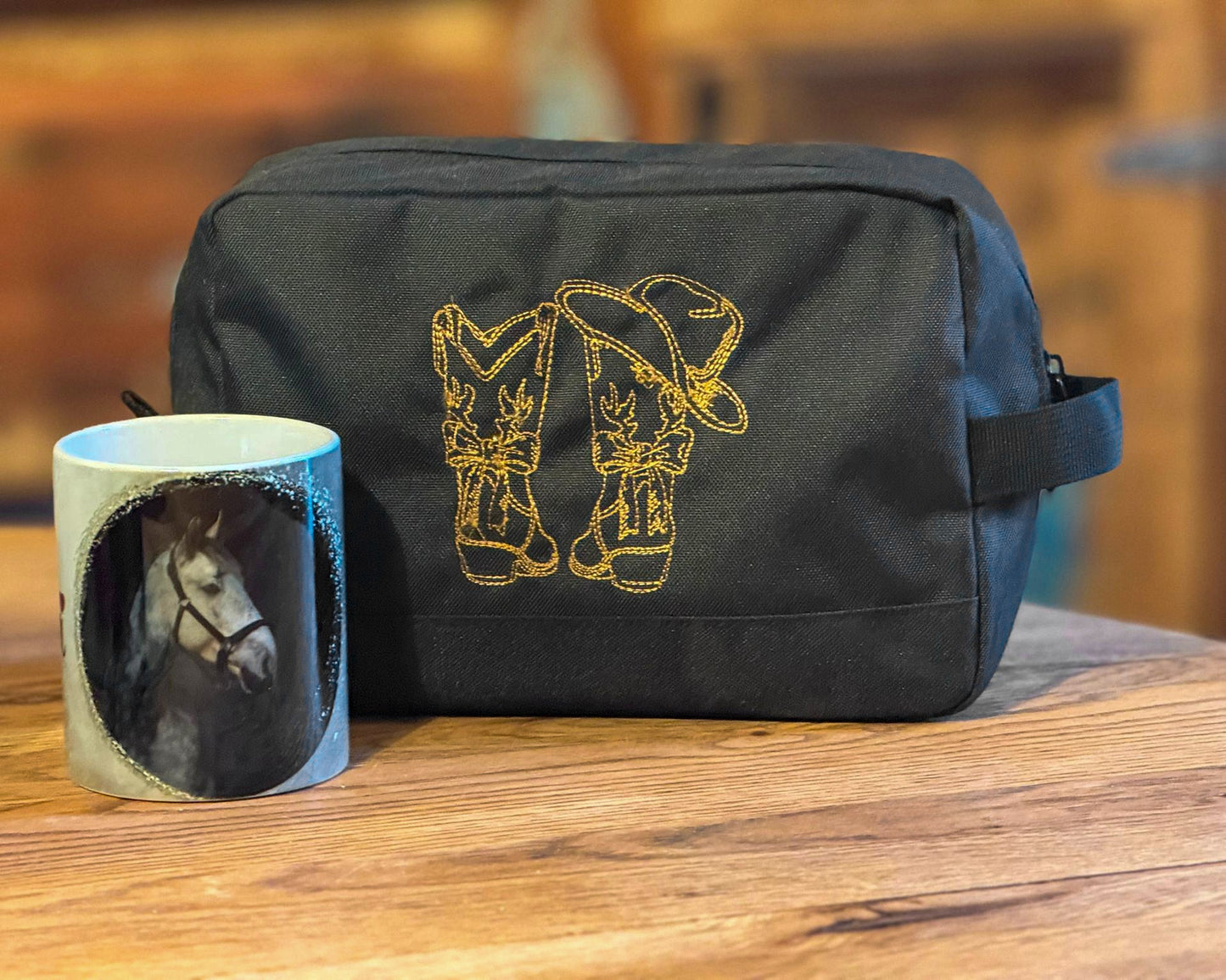 Personalisierter Kulturbeutel / Kosmetiktasche aus recyceltem Polyester in Grau, beidseitig bestickt mit Western-Motiv und Initialen.