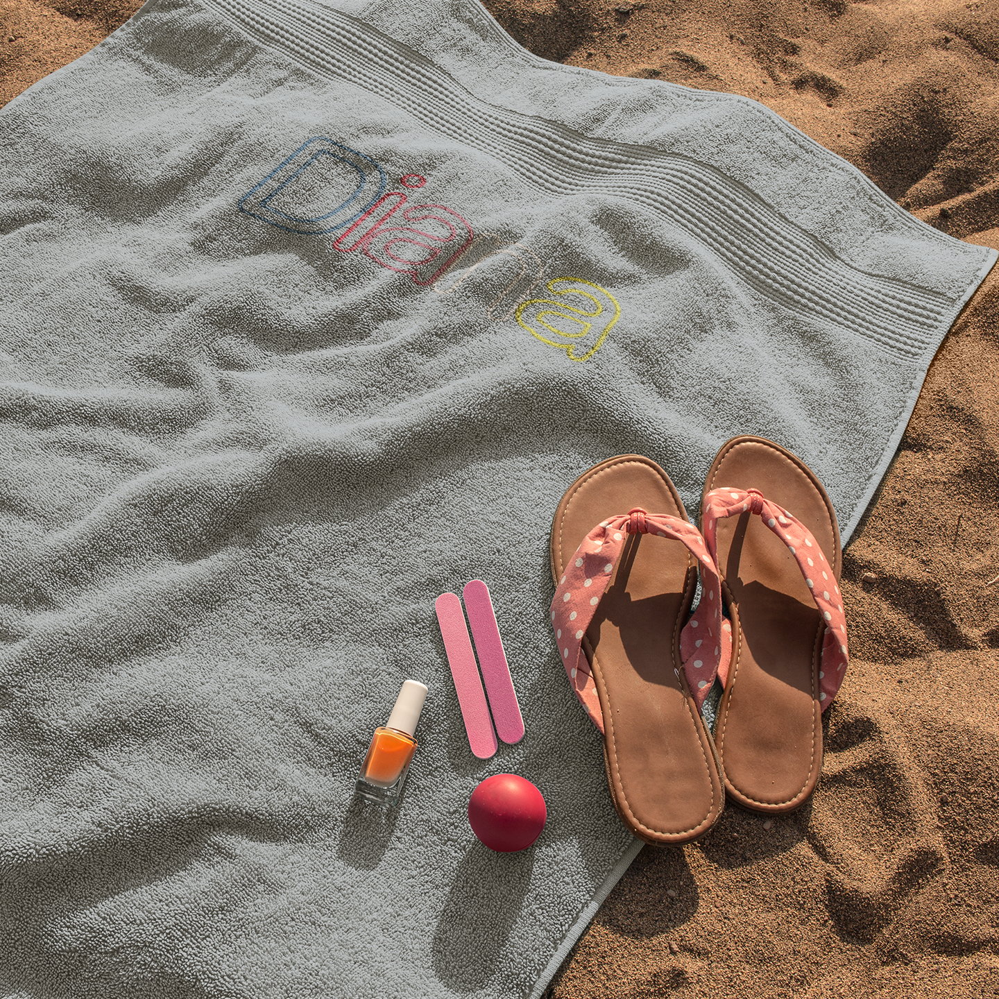 Besticktes Badetuch mit Western-Patchworkhut und personalisiertem Namen, farblich abgestimmt.