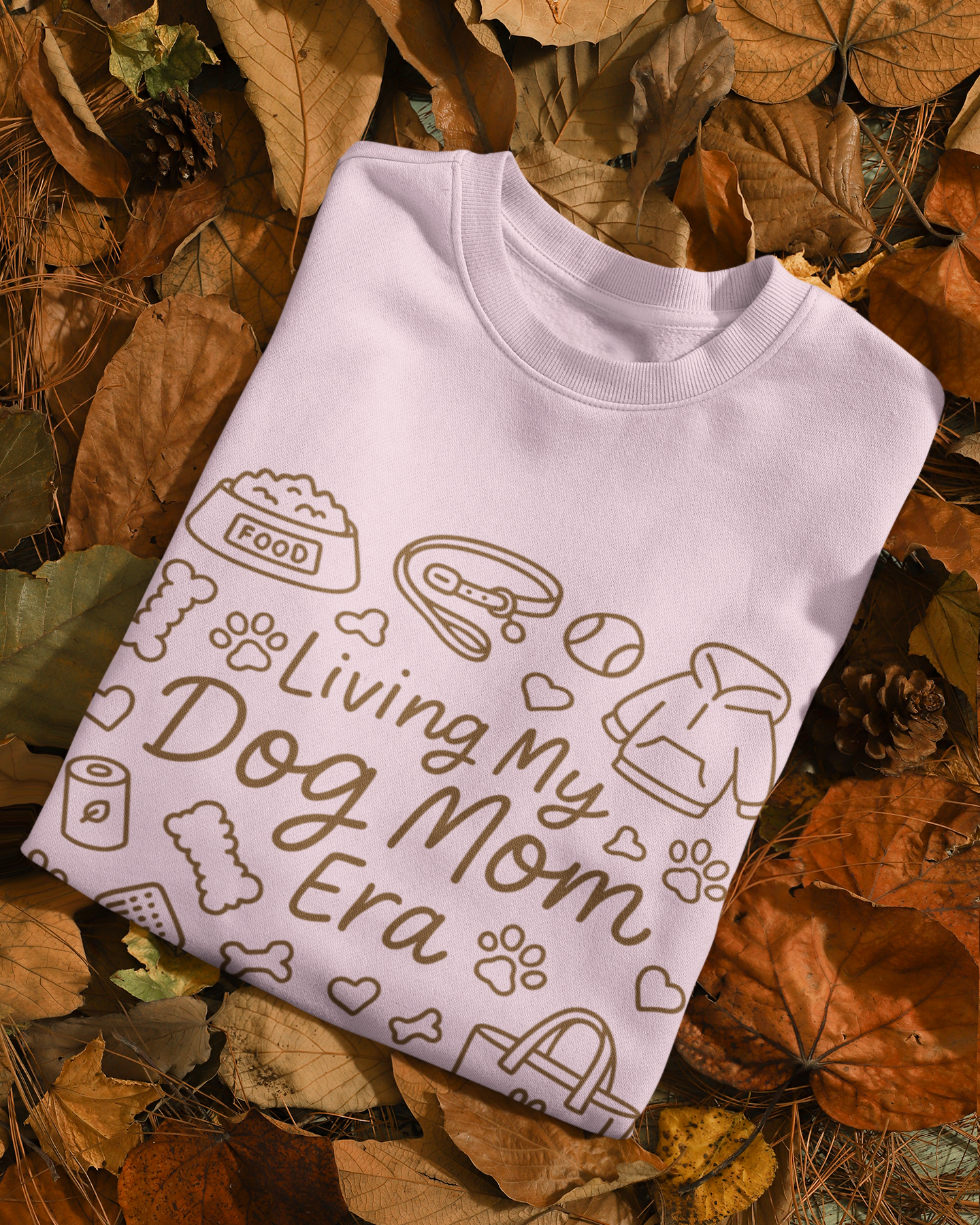 Detailansicht Schriftzug Living My Dog Mom Era mit Icons, hochwertiger DTF-Druck auf Sweatshirt