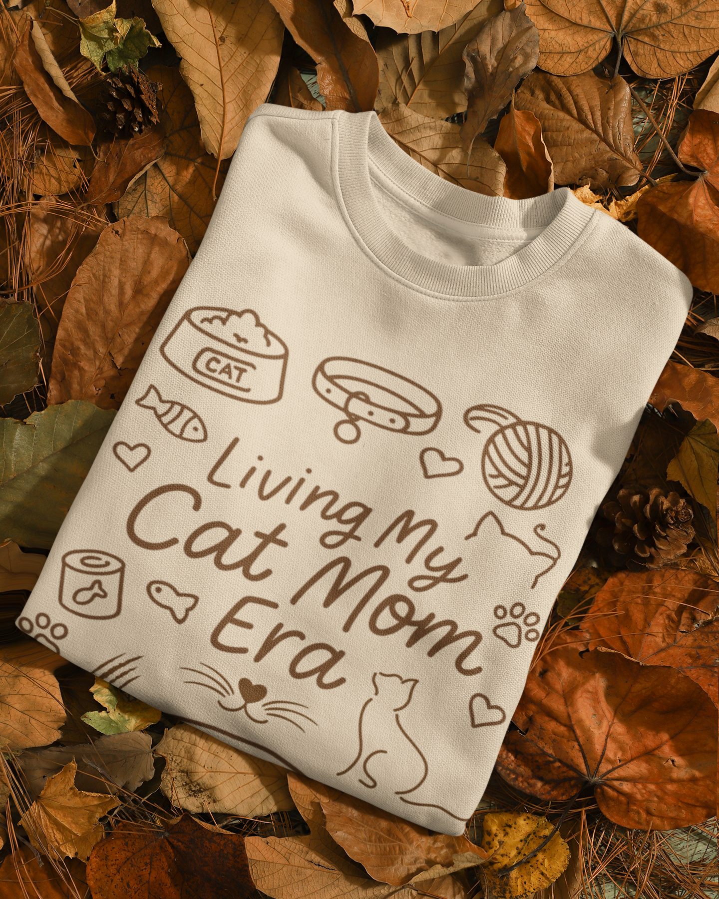 Living My Cat Mom Era Schriftzug mit Katzenmotiven – hochwertiger DTF-Druck auf einem Sweatshirt
