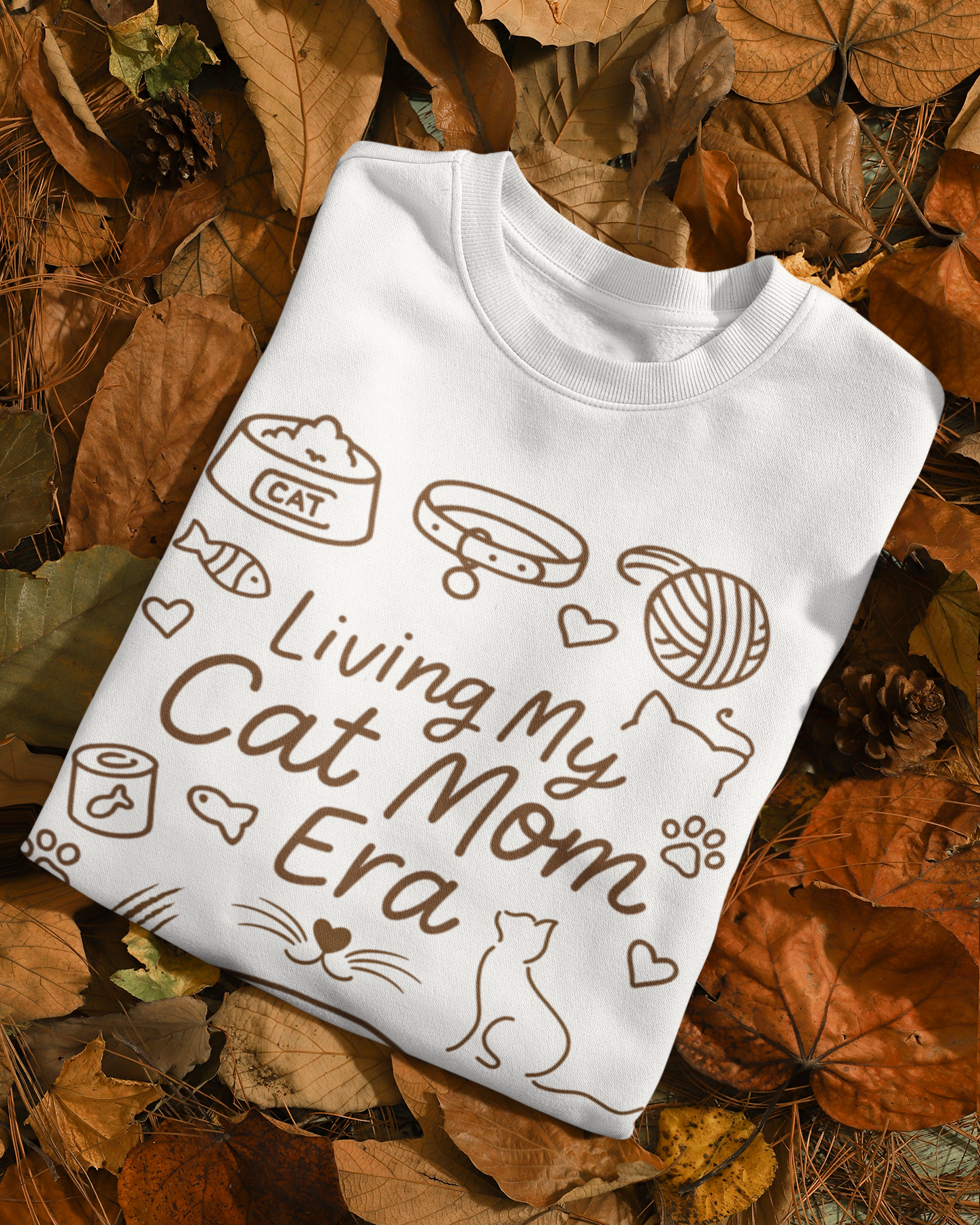 Living My Cat Mom Era Schriftzug mit Katzenmotiven – hochwertiger DTF-Druck auf einem Sweatshirt
