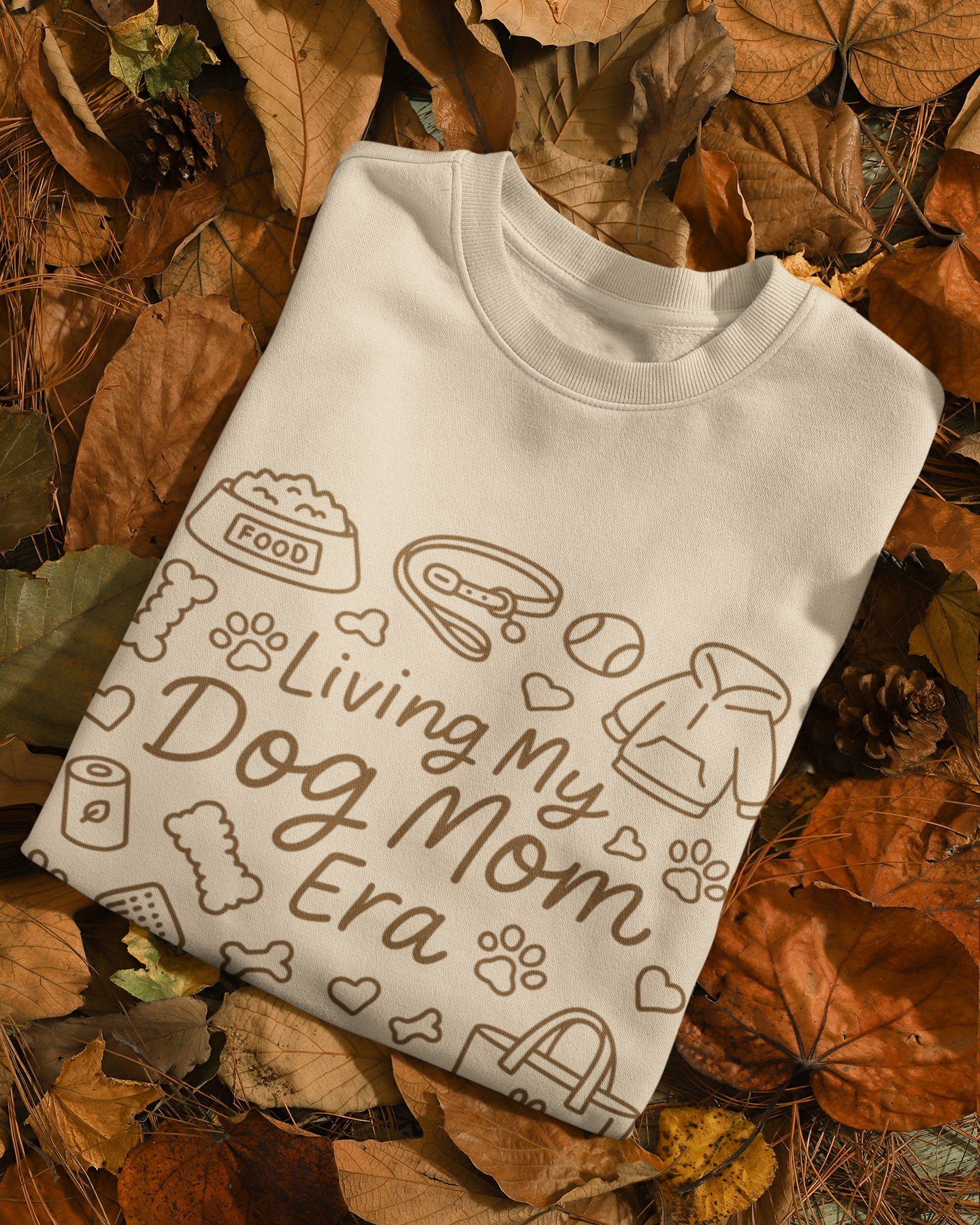 Detailansicht Schriftzug Living My Dog Mom Era mit Icons, hochwertiger DTF-Druck auf Sweatshirt