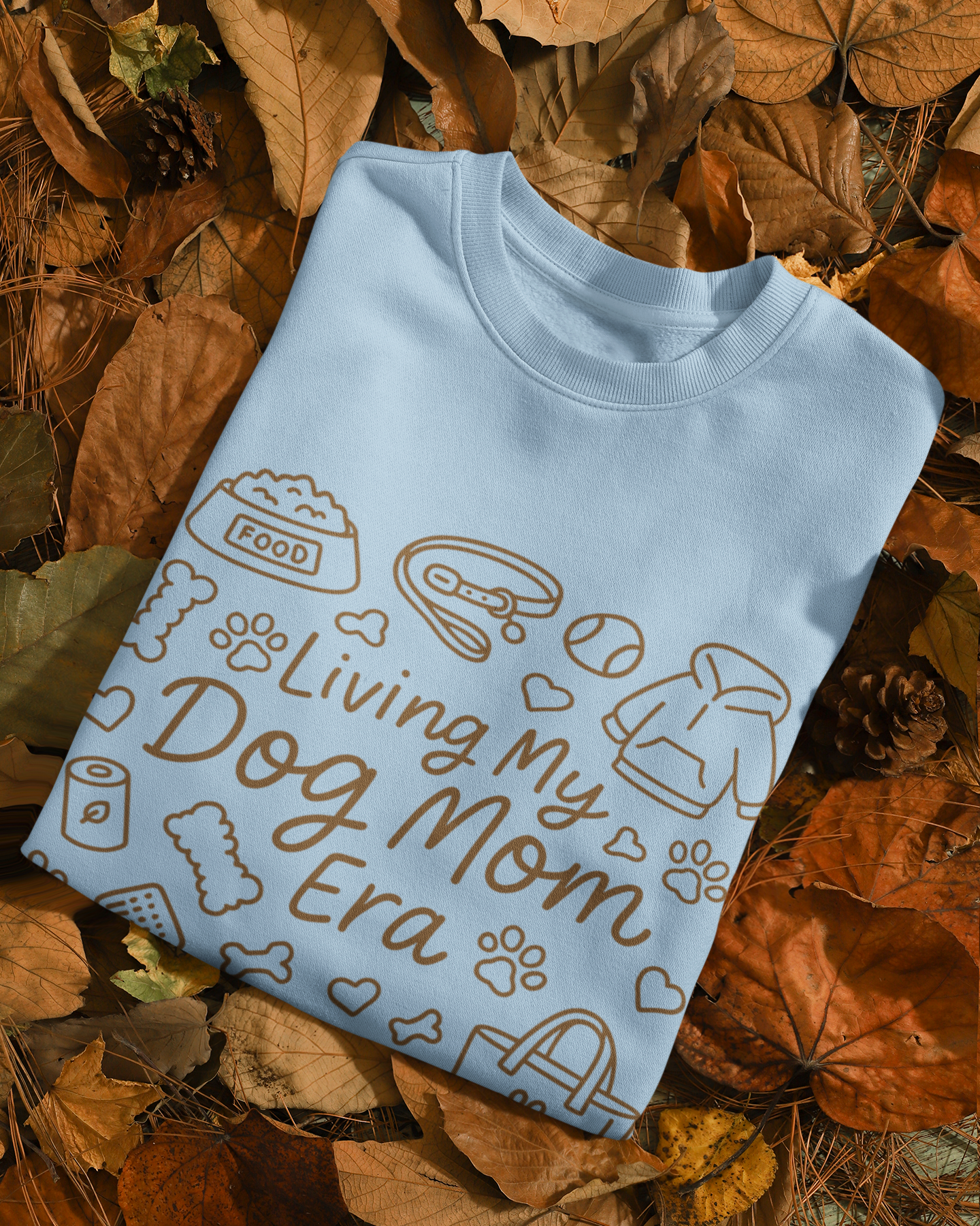 Detailansicht Schriftzug Living My Dog Mom Era mit Icons, hochwertiger DTF-Druck auf Sweatshirt