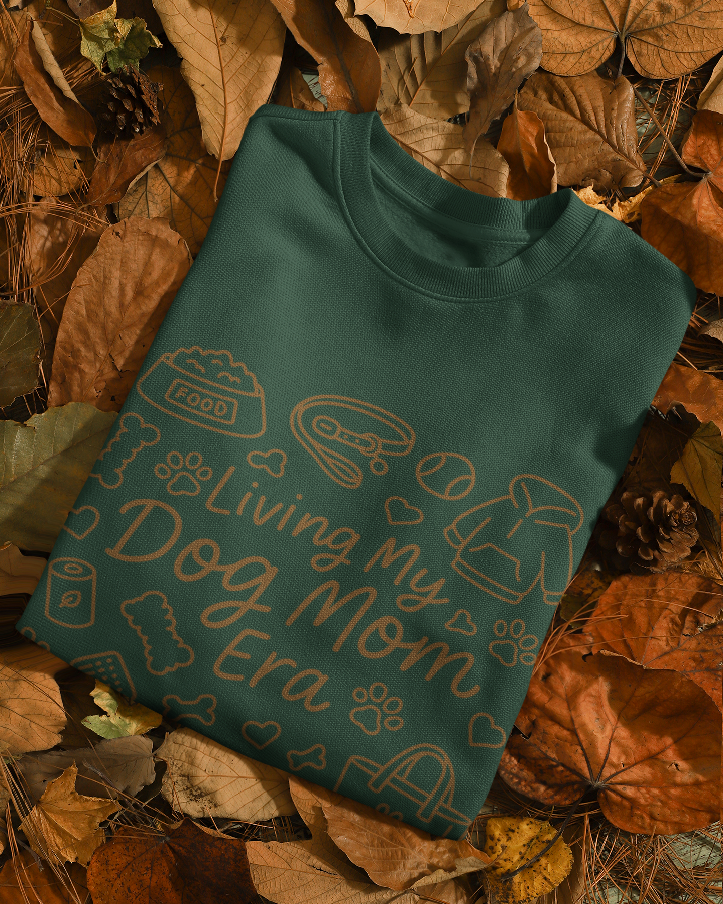 Detailansicht Schriftzug Living My Dog Mom Era mit Icons, hochwertiger DTF-Druck auf Sweatshirt