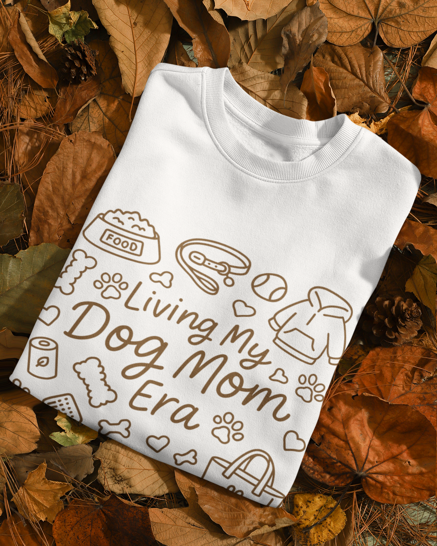 Detailansicht Schriftzug Living My Dog Mom Era mit Icons, hochwertiger DTF-Druck auf Sweatshirt