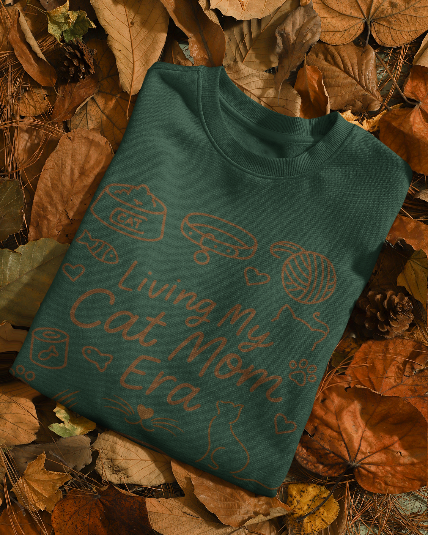 Living My Cat Mom Era Schriftzug mit Katzenmotiven – hochwertiger DTF-Druck auf einem Sweatshirt