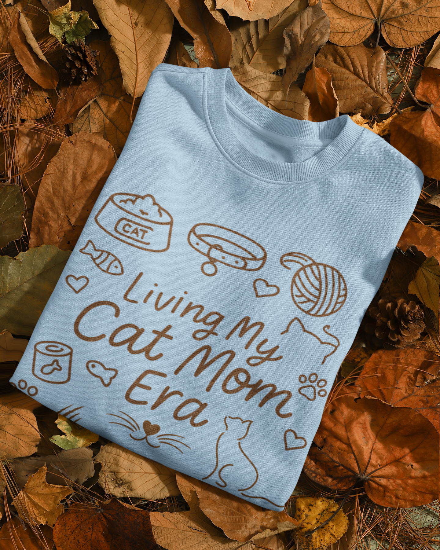 Living My Cat Mom Era Schriftzug mit Katzenmotiven – hochwertiger DTF-Druck auf einem Sweatshirt