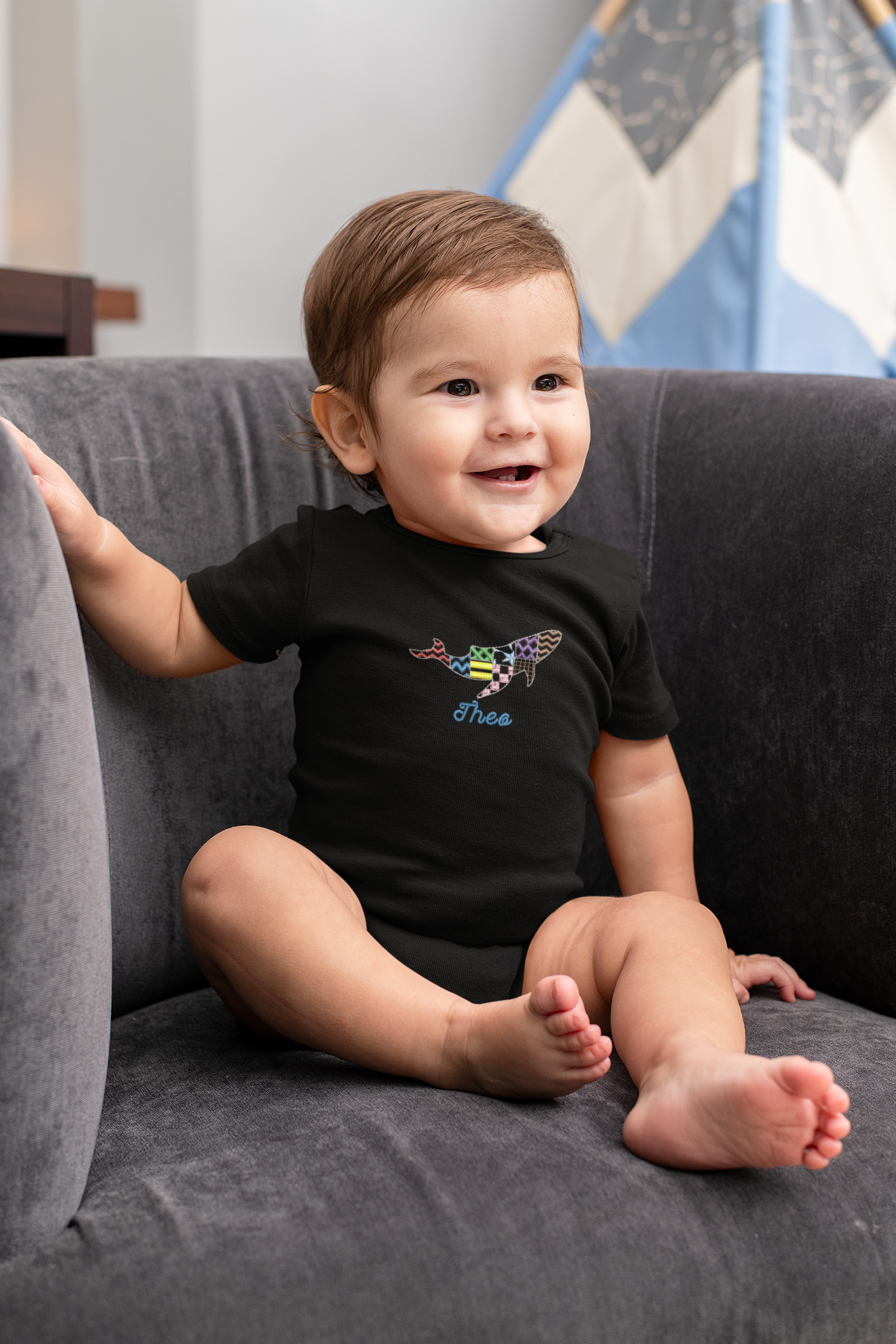 Baby Body, bestickt mit buntem Wal-Motiv und personalisiertem Namen