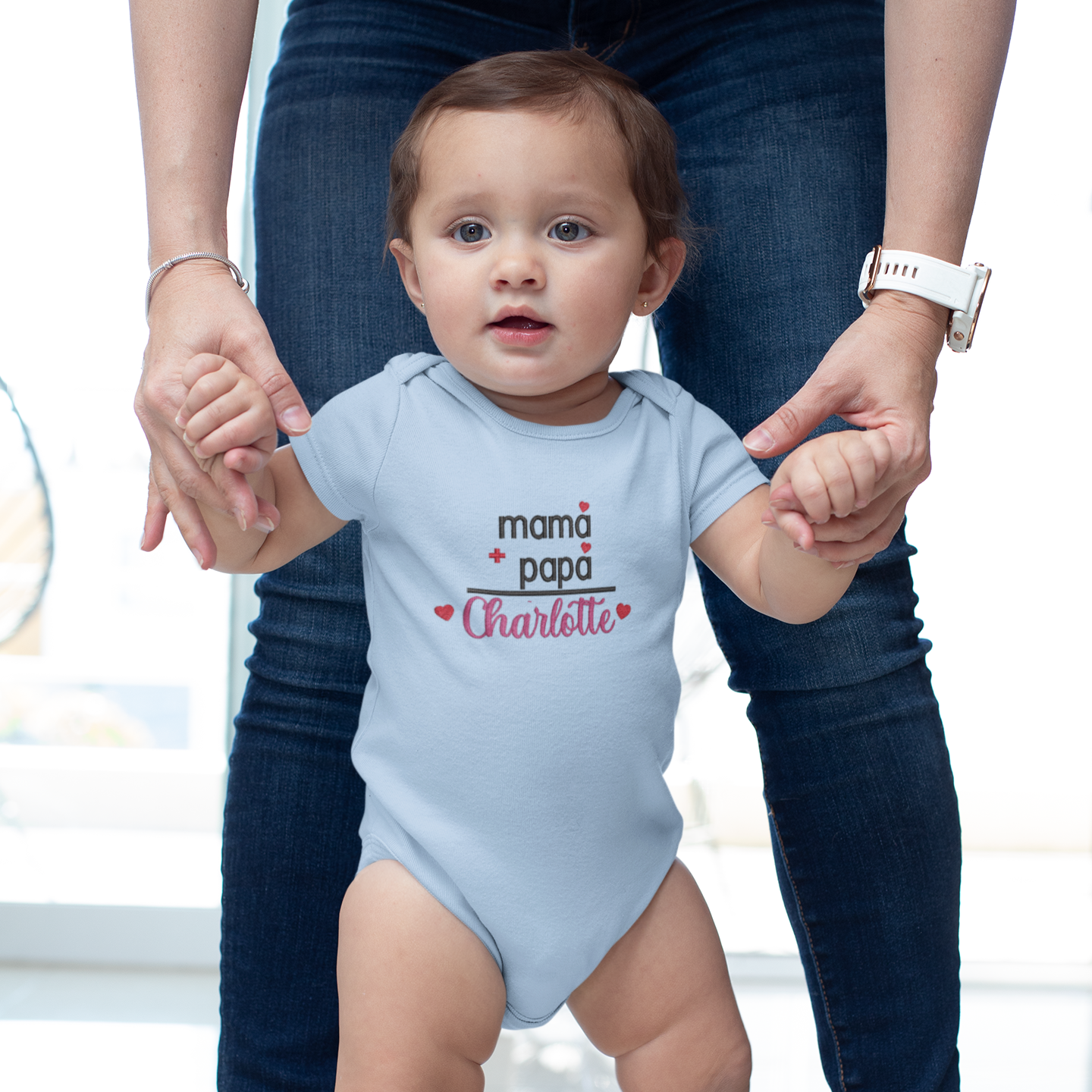 Baby-Body mit Stickerei Mama + Papa + Wunschname Jakob, rote Herzchen, personalisiertes Babykleidungsstück