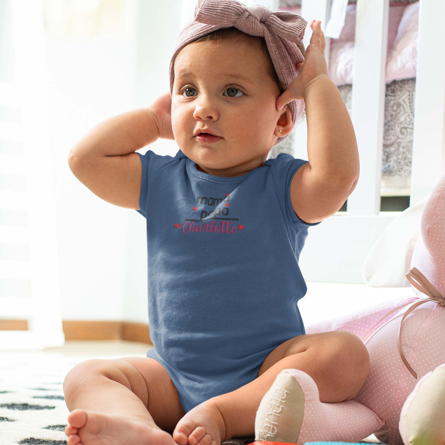 Baby-Body mit Stickerei Mama + Papa + Wunschname Jakob, rote Herzchen, personalisiertes Babykleidungsstück