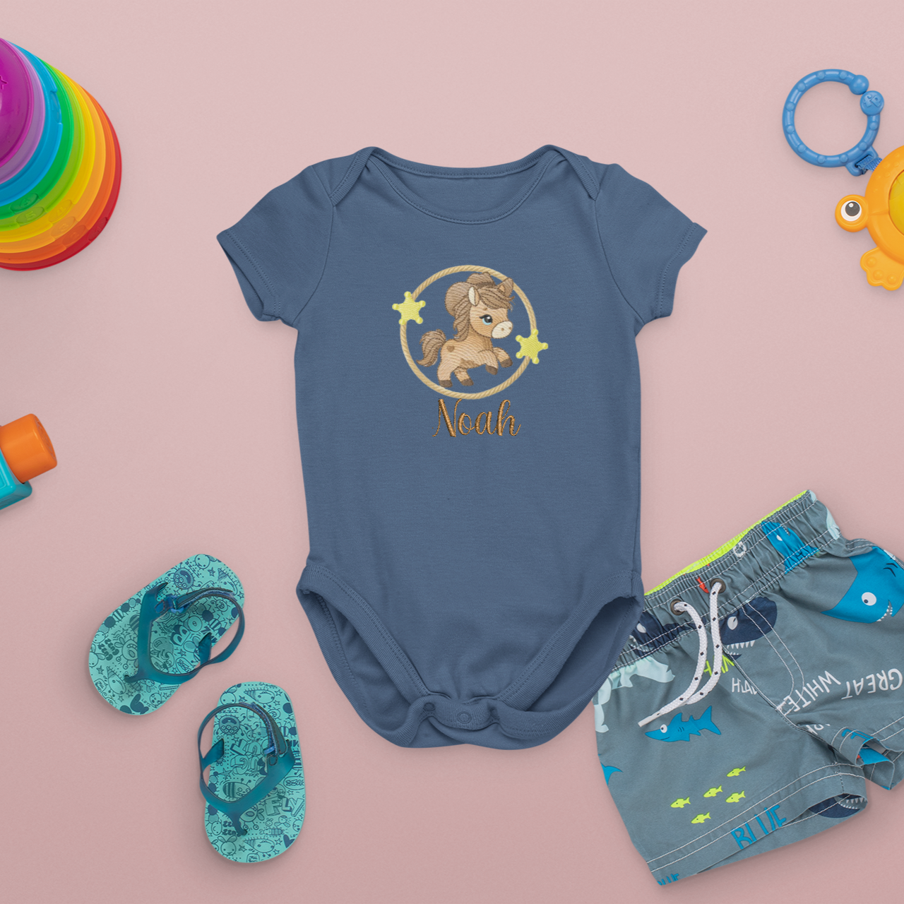 Blauer Baby-Body, bestickt mit Pony-Motiv, Sterne und personalisiertem Namen