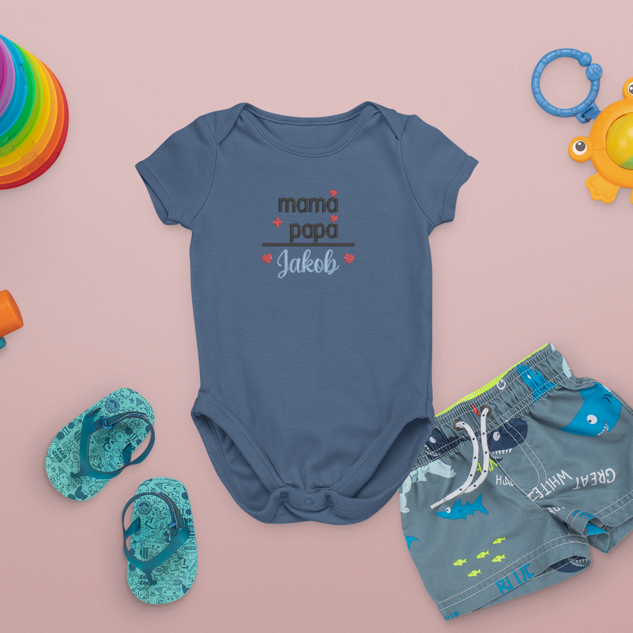 Baby-Body mit Stickerei Mama + Papa + Wunschname Jakob, rote Herzchen, personalisiertes Babykleidungsstück