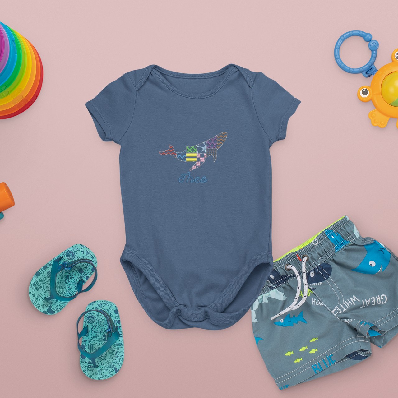 Baby Body, bestickt mit buntem Wal-Motiv und personalisiertem Namen