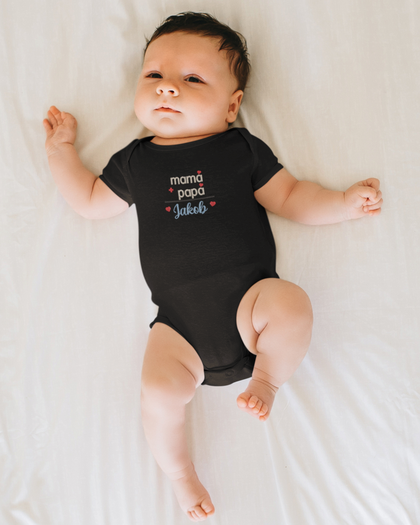 Baby-Body mit Stickerei Mama + Papa + Wunschname Jakob, rote Herzchen, personalisiertes Babykleidungsstück