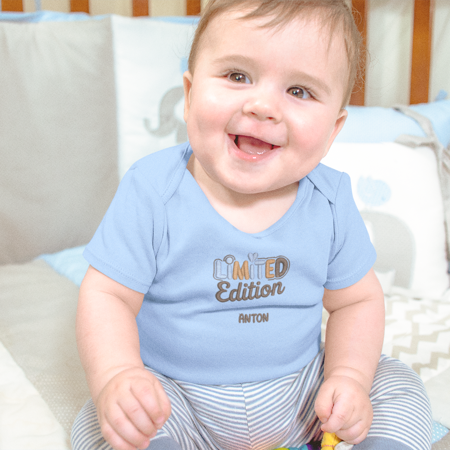 Hellblauer Baby-Body mit besticktem Schriftzug ‚Limited Edition‘ in Blau- und Brauntönen sowie personalisiertem Namen ‚Anton‘.