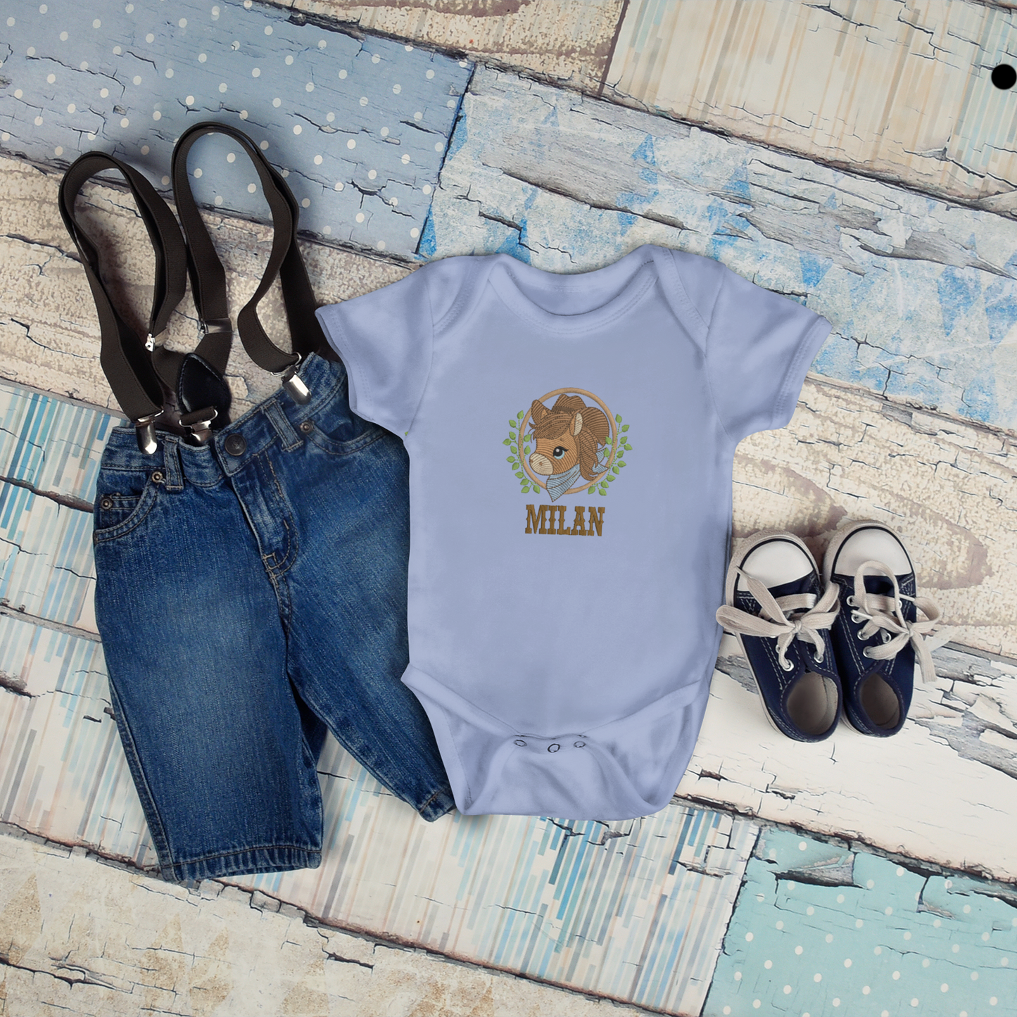 Baby Body mit besticktem Pferdemotiv und personalisiertem Namen
