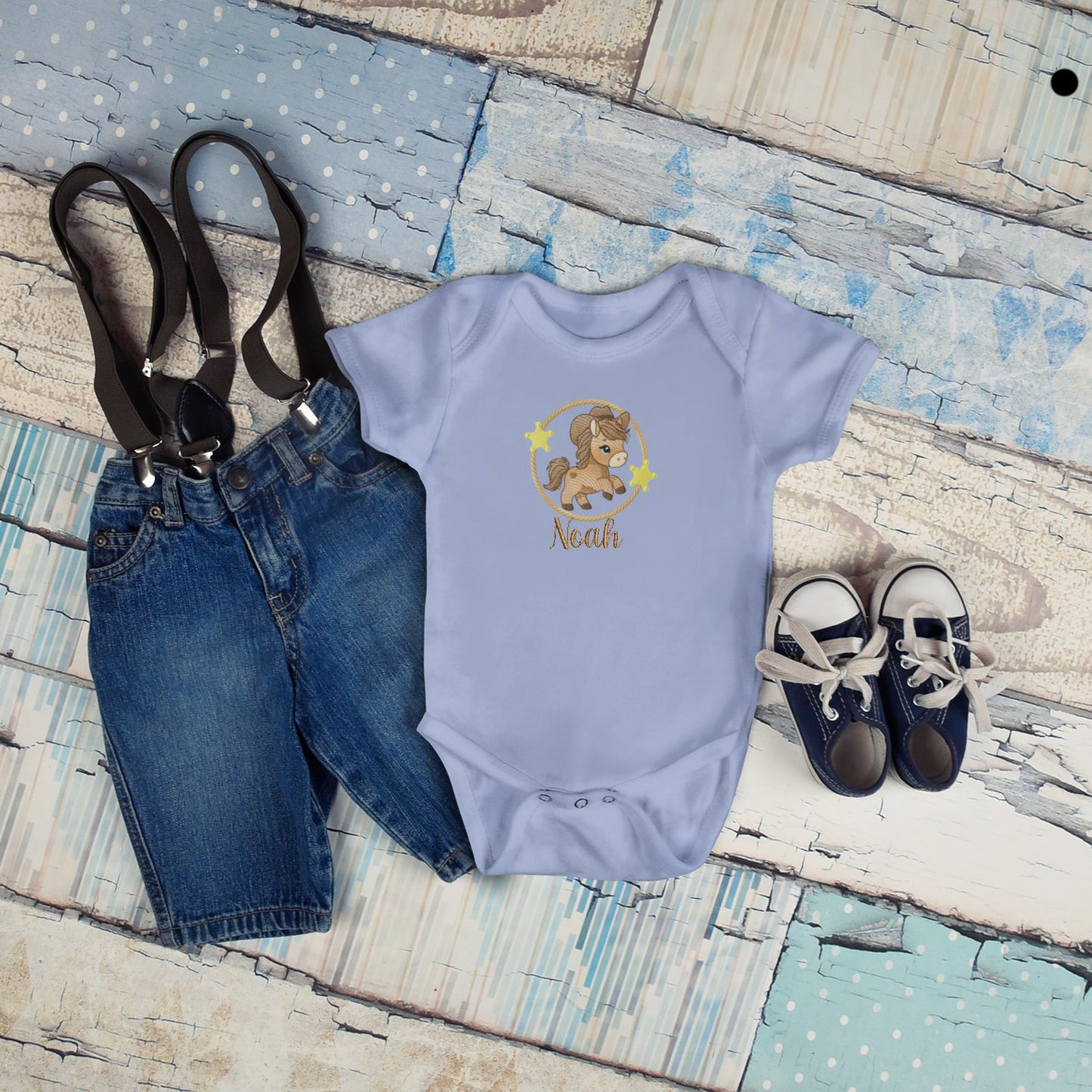 Hellblauer Baby-Body, bestickt mit Pony-Motiv, Sterne und personalisiertem Namen