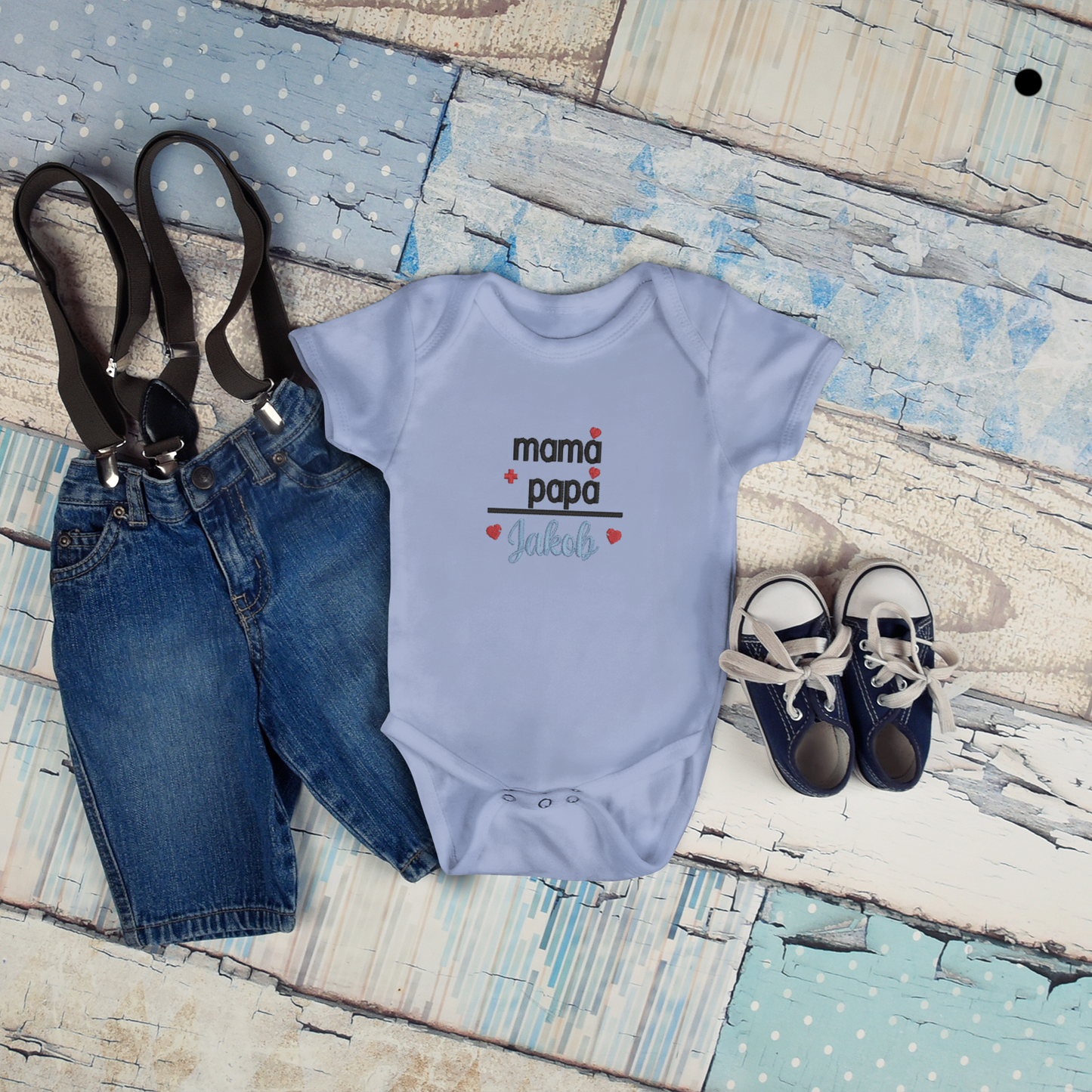 Baby-Body mit Stickerei Mama + Papa + Wunschname Jakob, rote Herzchen, personalisiertes Babykleidungsstück