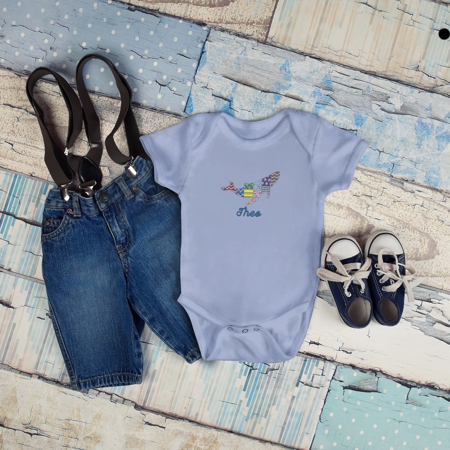 Baby Body, bestickt mit buntem Wal-Motiv und personalisiertem Namen