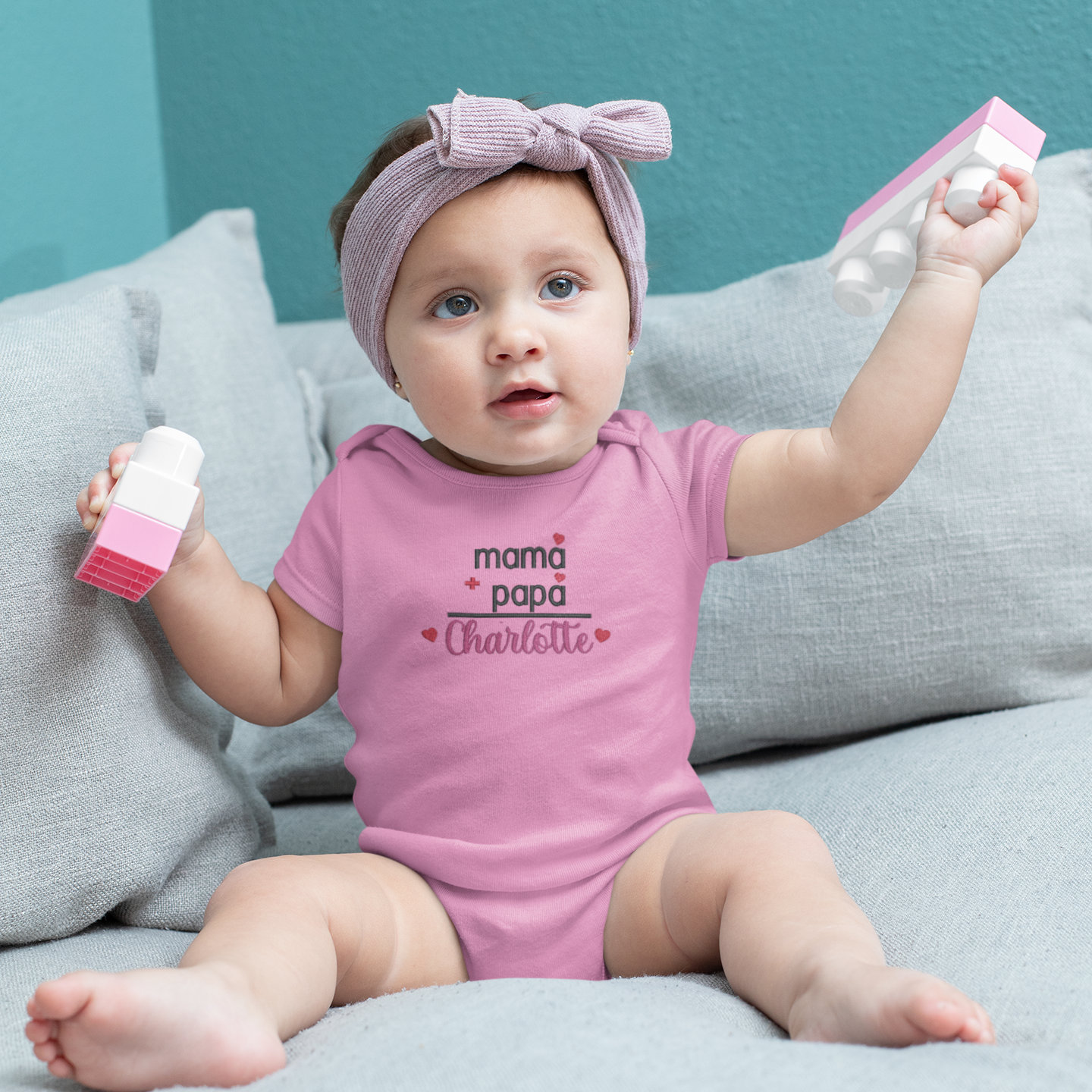 Baby-Body mit Stickerei Mama + Papa + Wunschname Jakob, rote Herzchen, personalisiertes Babykleidungsstück