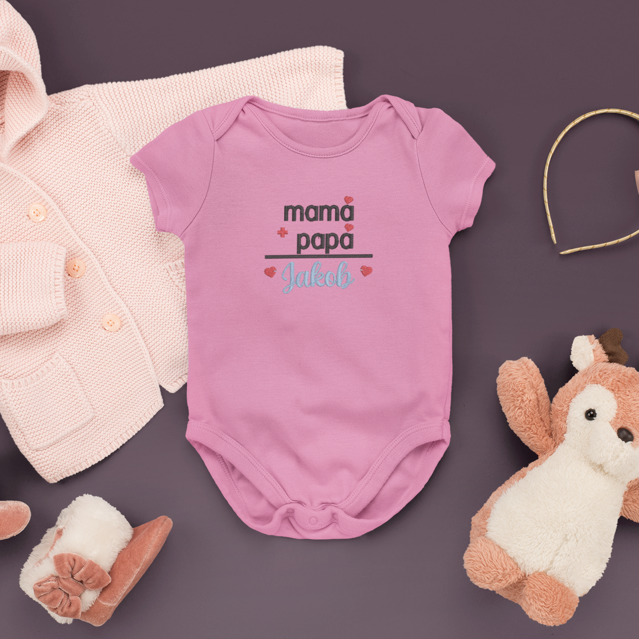 Baby-Body mit Stickerei Mama + Papa + Wunschname Jakob, rote Herzchen, personalisiertes Babykleidungsstück