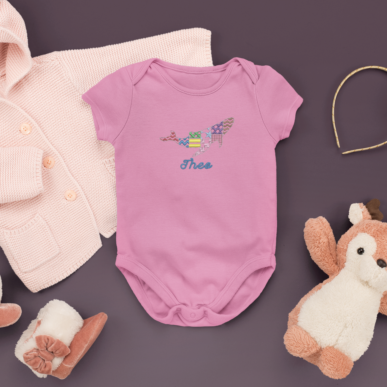 Baby Body, bestickt mit buntem Wal-Motiv und personalisiertem Namen