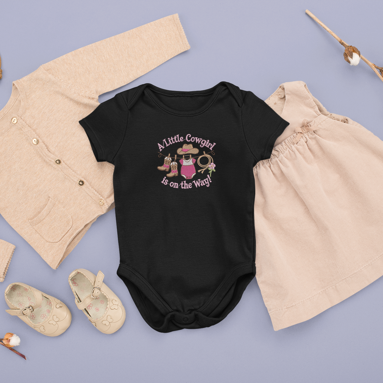 Baby-Body bestickt „A Little Cowgirl is on the Way!“ Schwangerschaftsankündigung