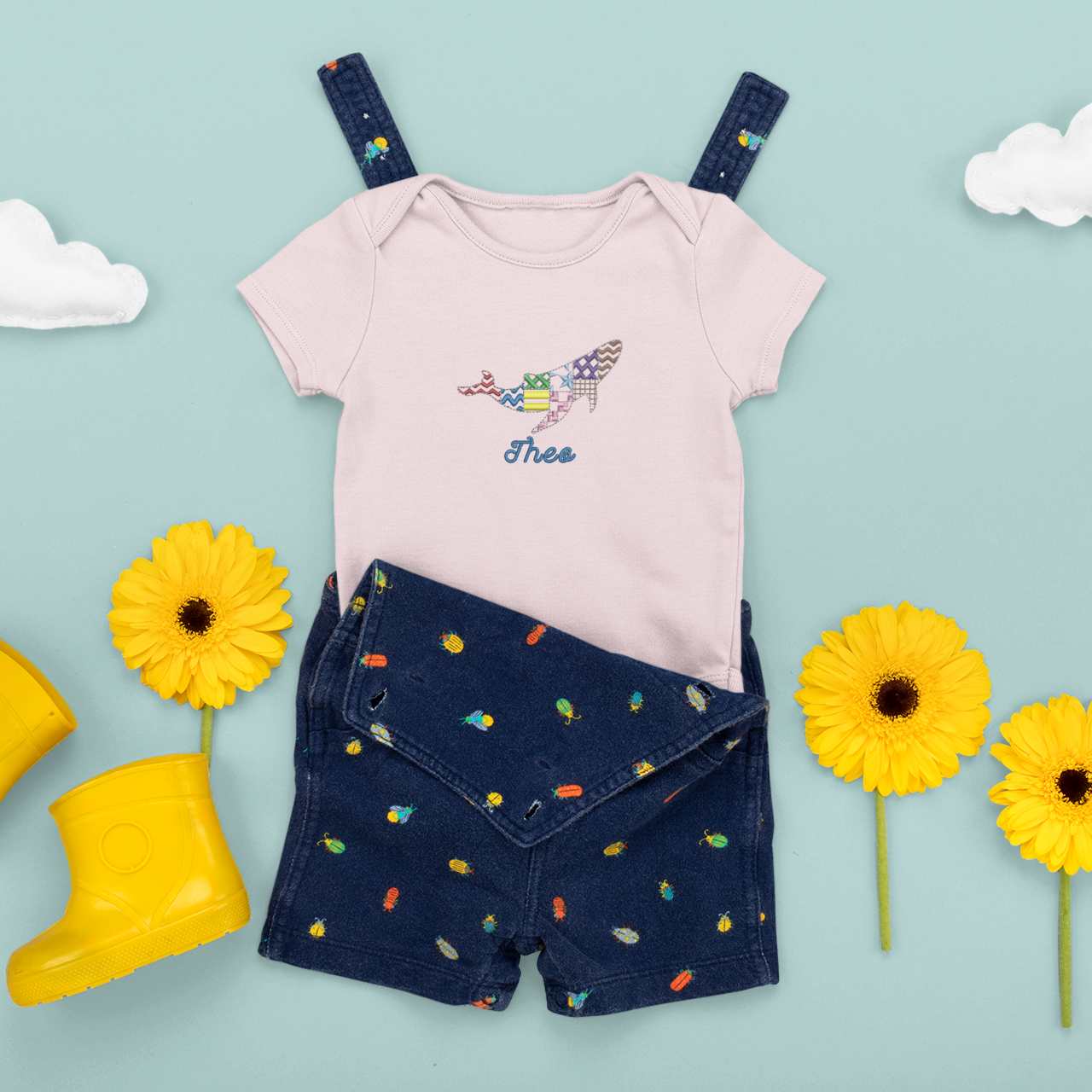 Baby Body, bestickt mit buntem Wal-Motiv und personalisiertem Namen