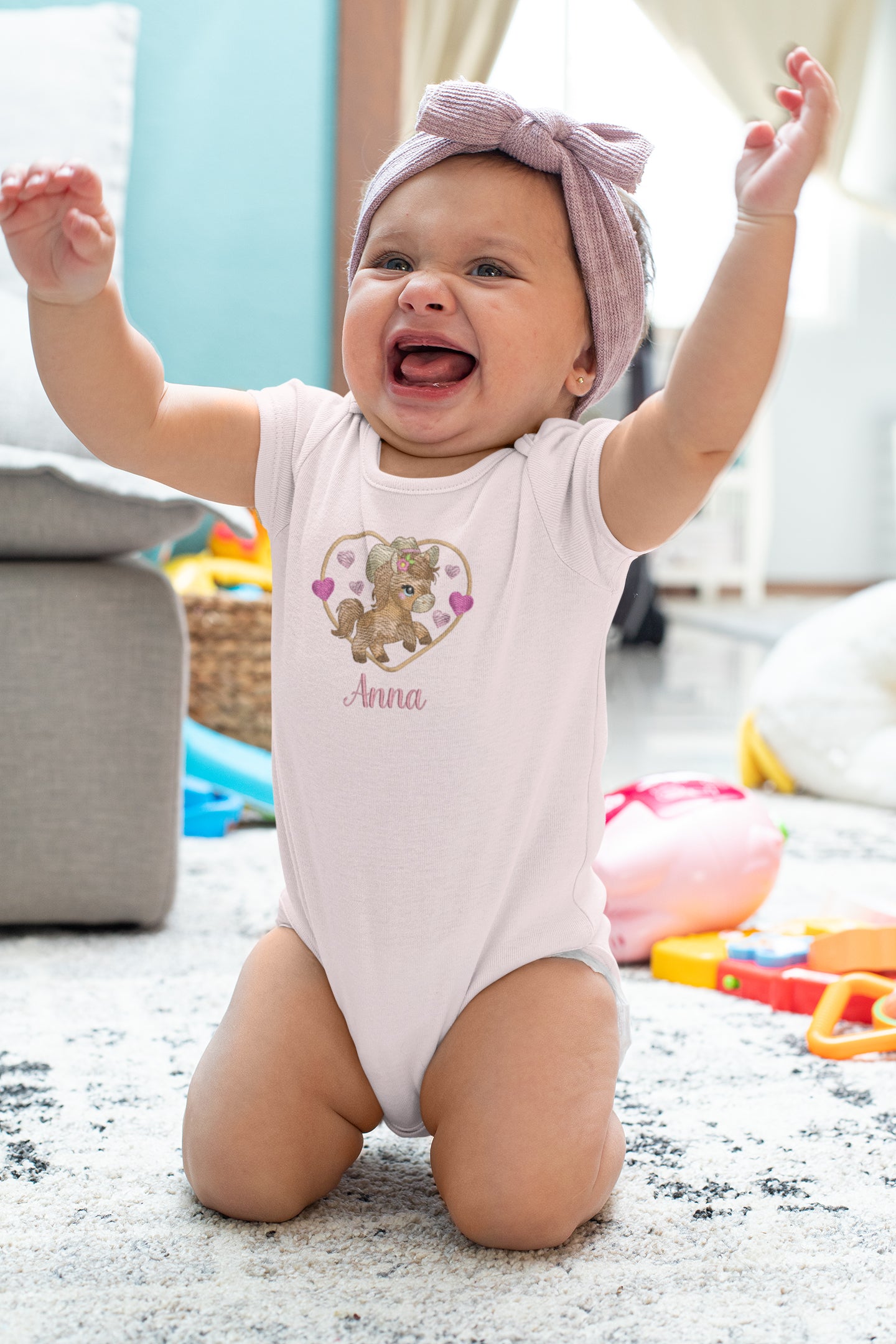 Hellrosa Baby-Body, bestickt mit Pony-Motiv, Herzchen und personalisiertem Namen