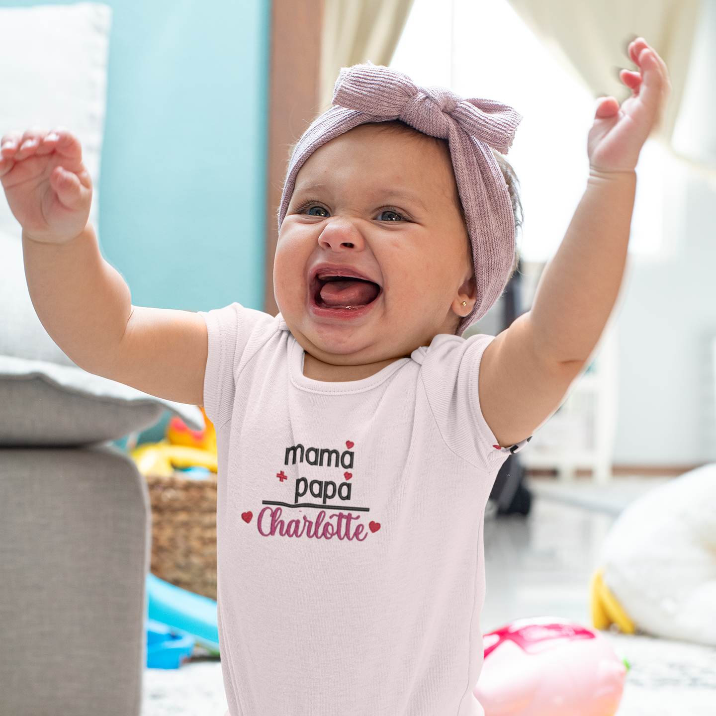Baby-Body mit Stickerei Mama + Papa + Wunschname Jakob, rote Herzchen, personalisiertes Babykleidungsstück