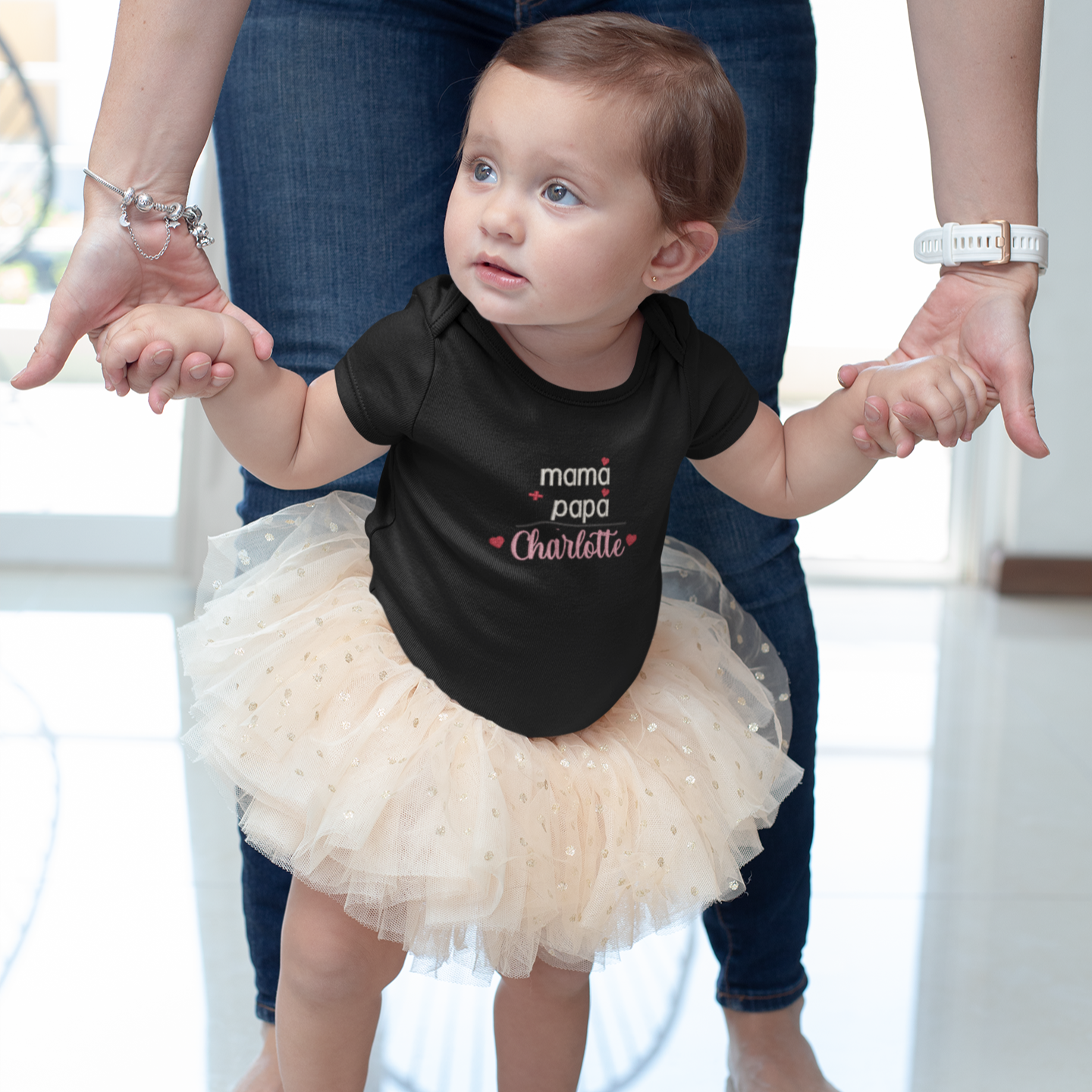 Baby-Body mit Stickerei Mama + Papa + Wunschname Jakob, rote Herzchen, personalisiertes Babykleidungsstück