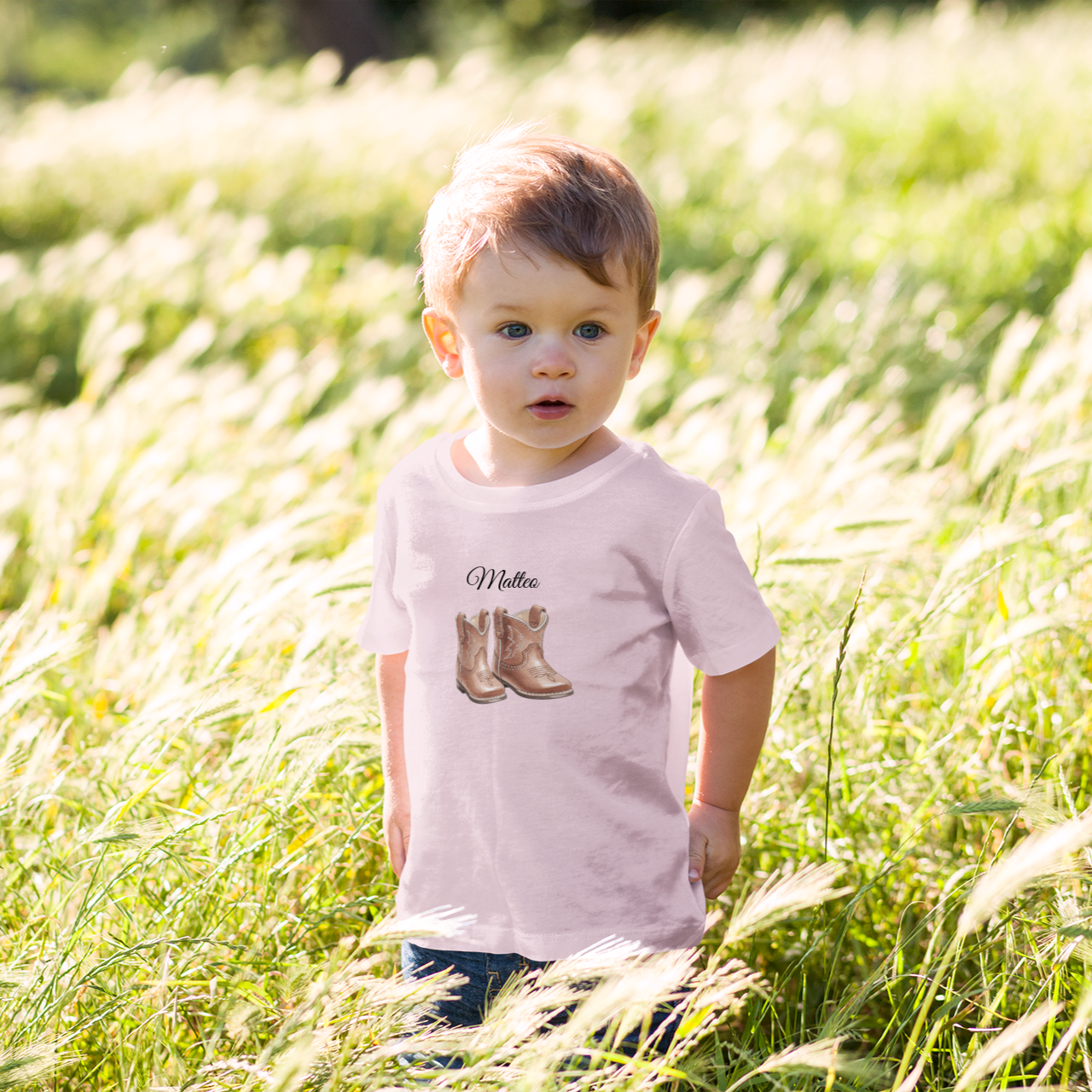Baby T-Shirt mit Cowboy-Boots Motiv, personalisiert mit Name, getragen von Kleinkind