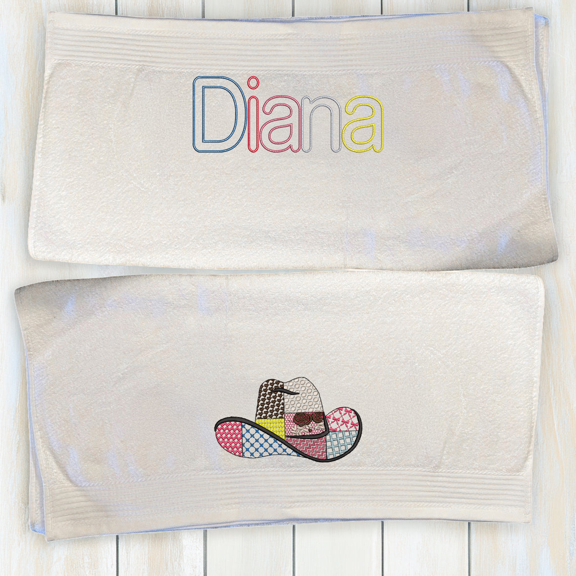Besticktes Badetuch mit Western-Patchworkhut und personalisiertem Namen, farblich abgestimmt.