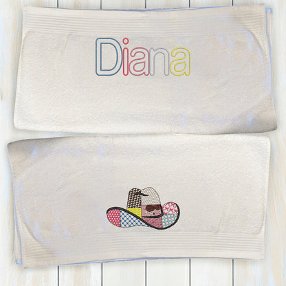 Besticktes Badetuch mit Western-Patchworkhut und personalisiertem Namen, farblich abgestimmt.