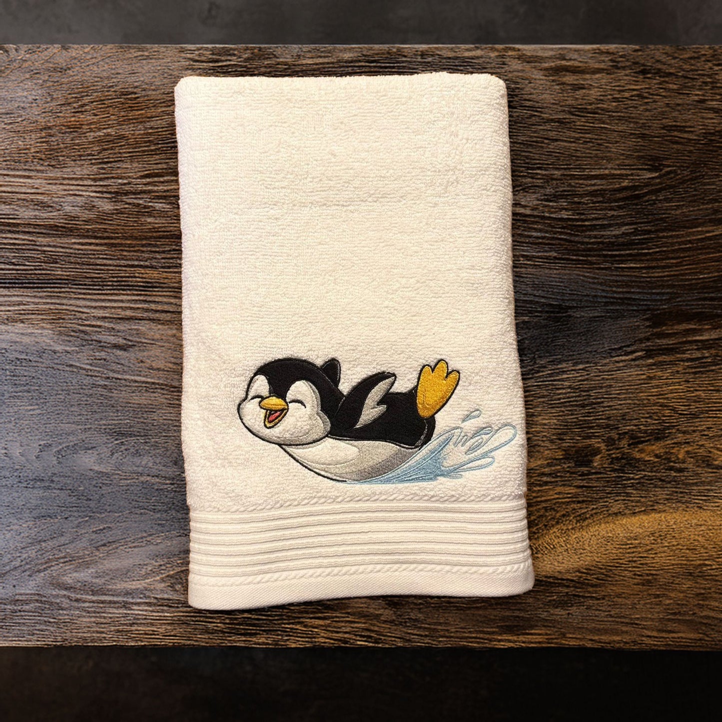 Personalisiertes Badetuch bestickt mit Name und Motiv Pinguin, 70x140 cm, aus 100% Baumwolle, Geschenk für Kinder und Erwachsene