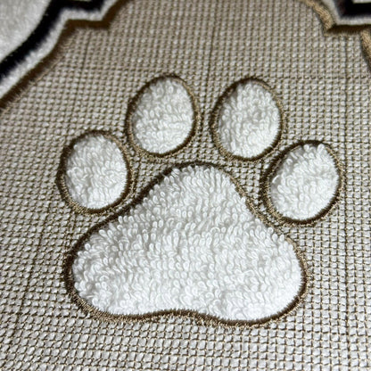Pfotenmotiv Stickerei Detail auf Badetuch, hochwertige Prägung Baumwolle