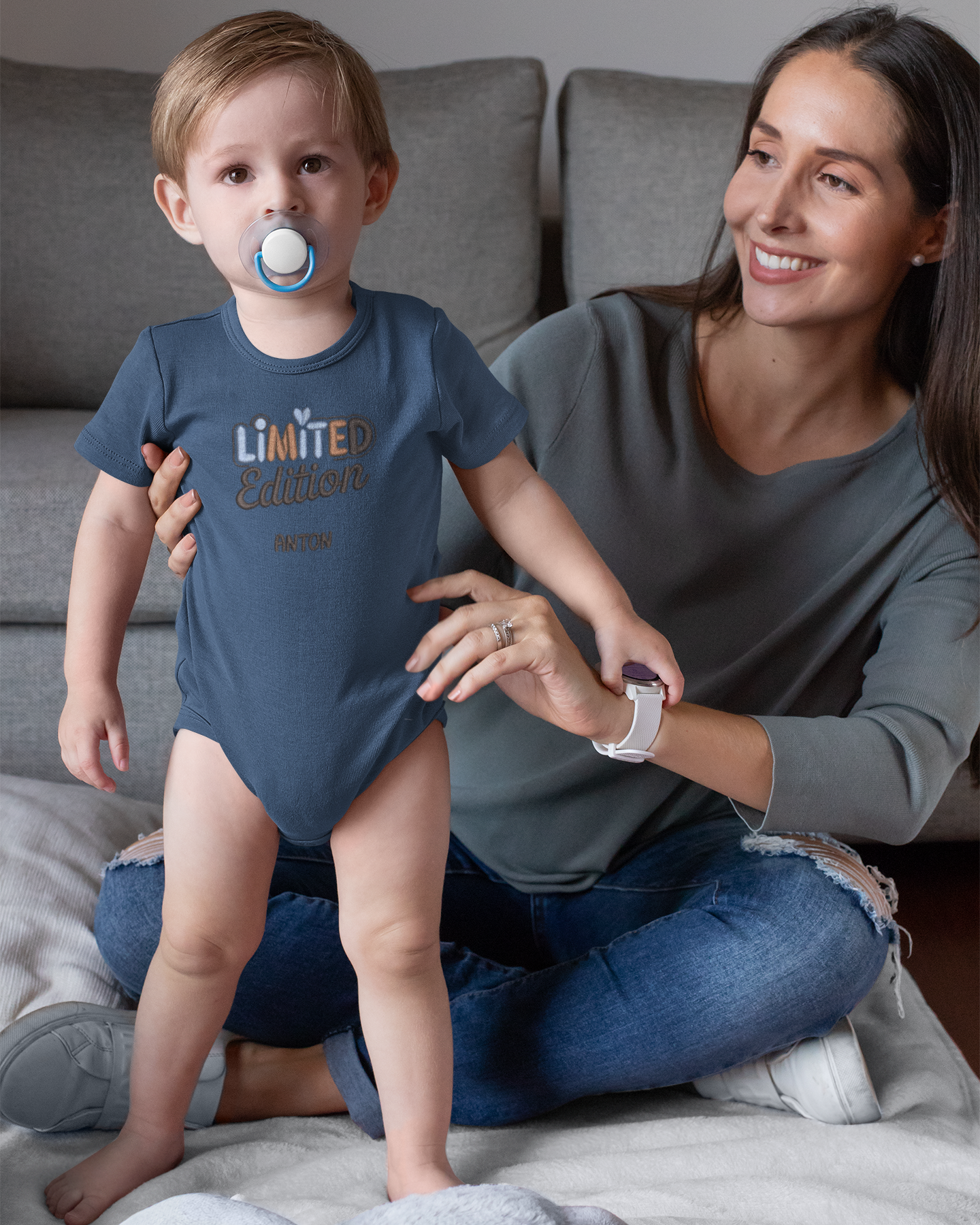 Blauer Baby-Body mit besticktem Schriftzug ‚Limited Edition‘ in Blau- und Brauntönen sowie personalisiertem Namen ‚Anton‘.
