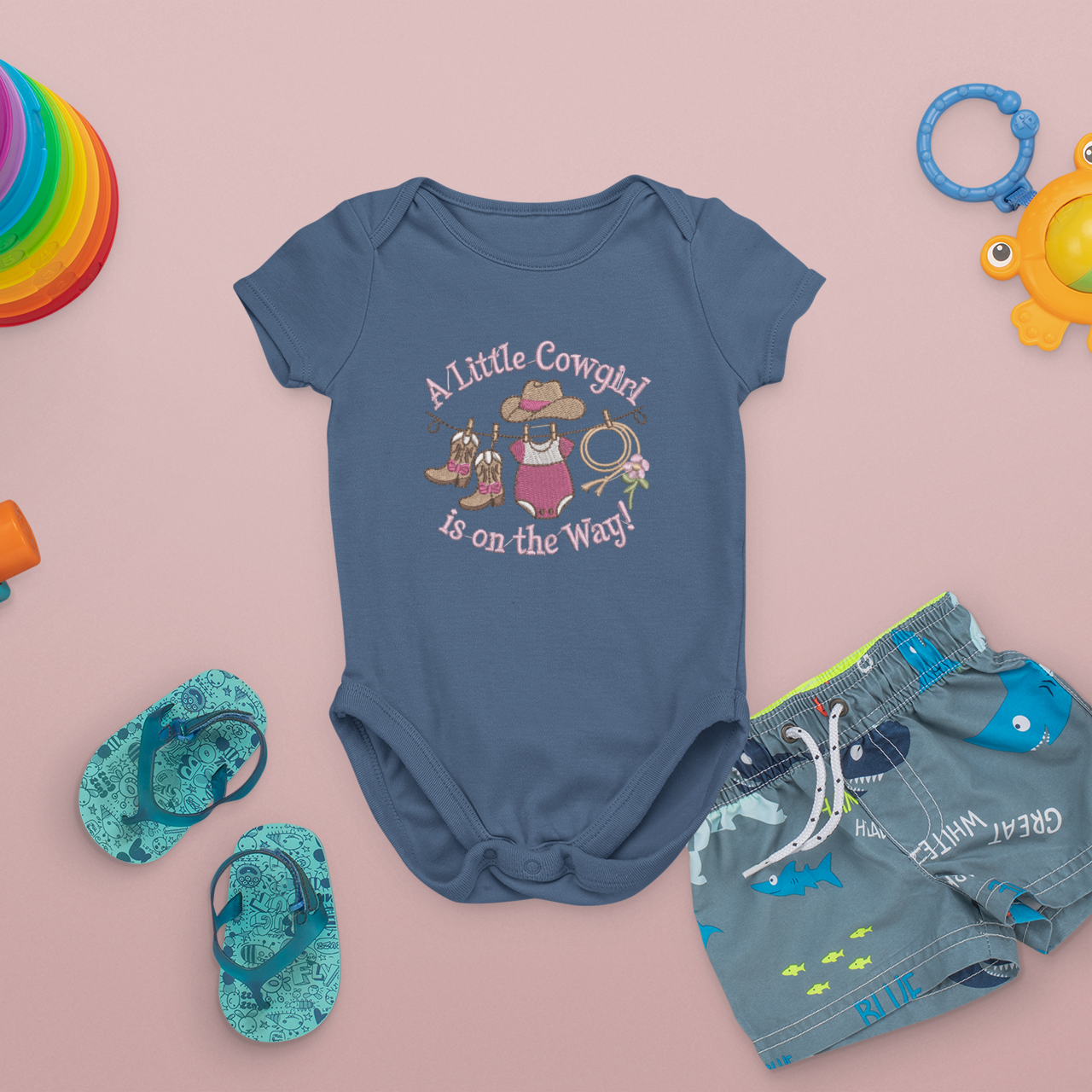 Baby-Body bestickt  „A Little Cowgirl is on the Way!“ Schwangerschaftsankündigung