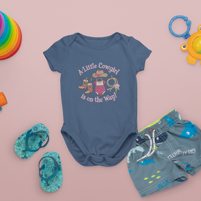 Baby-Body bestickt  „A Little Cowgirl is on the Way!“ Schwangerschaftsankündigung