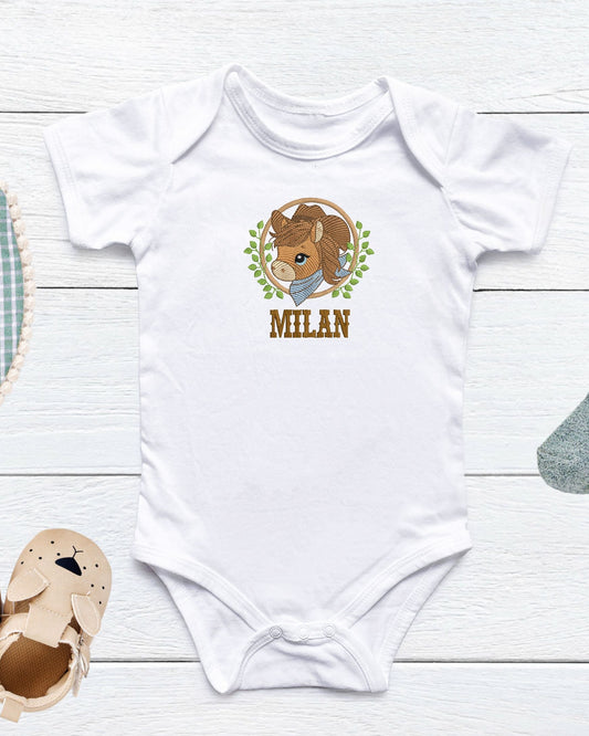 Baby Body mit besticktem Pferdemotiv und personalisiertem Namen